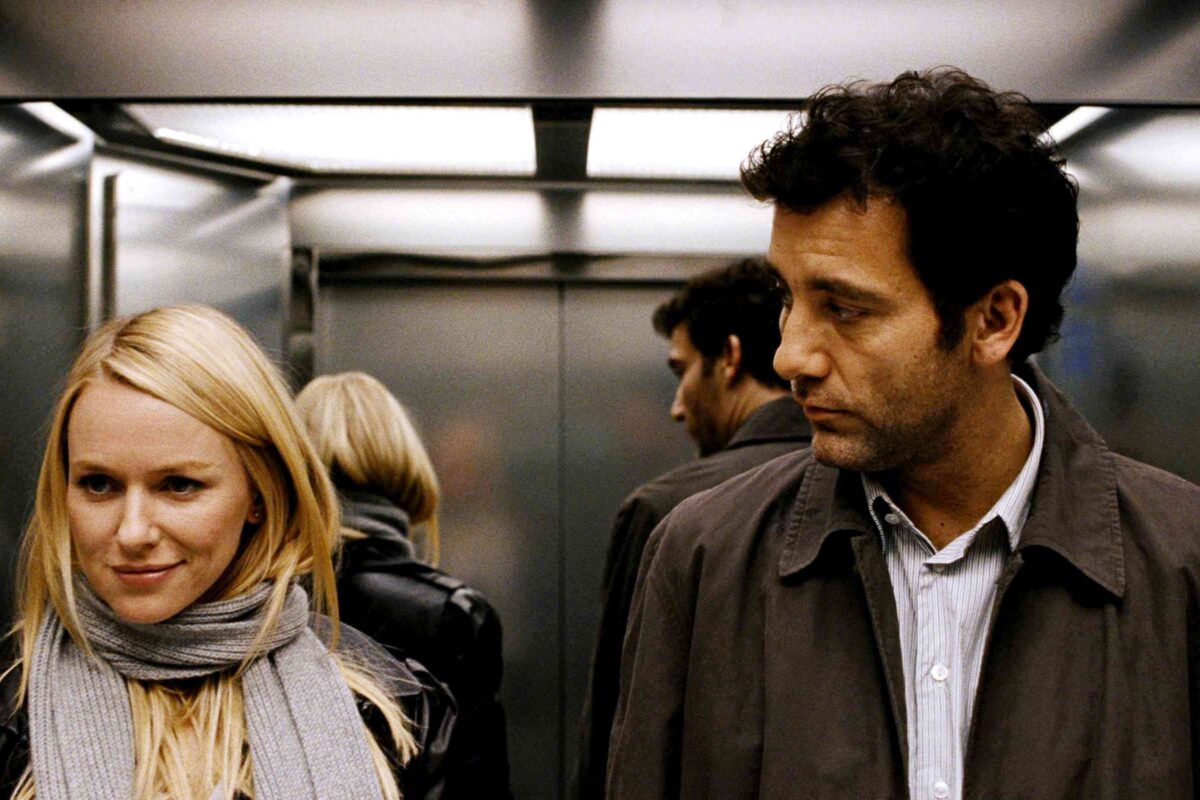 Clive Owen és Naomi Watts együtt mentik…