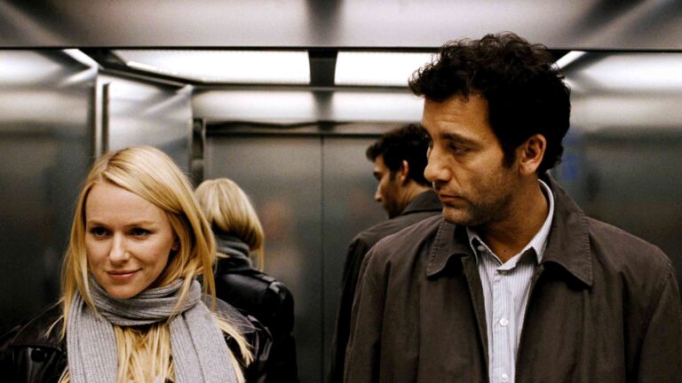 Clive Owen és Naomi Watts együtt mentik meg a világot