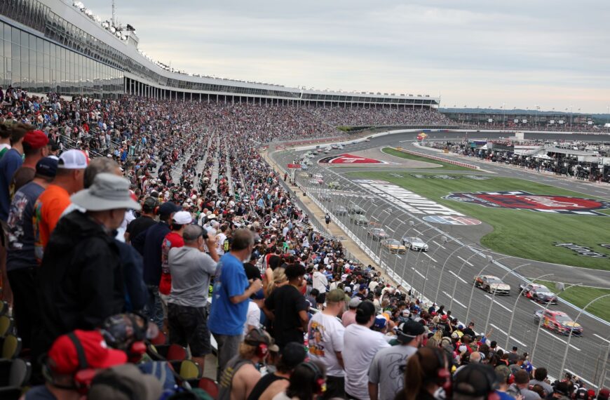 Chastain a mezőny végéről indulva nyerte meg az idény leghosszabb NASCAR-futamát