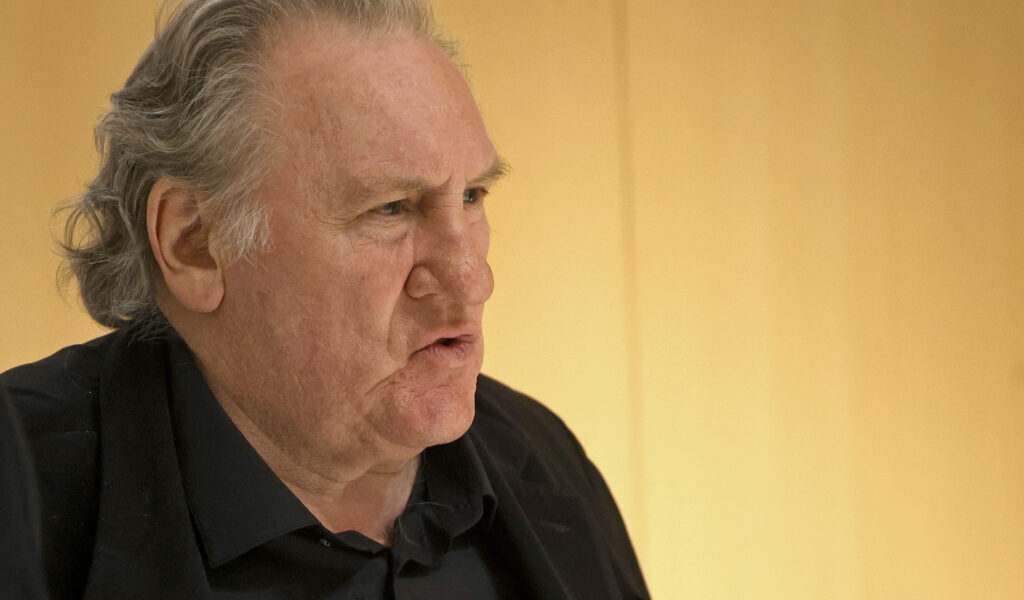 Gérard Depardieu-t bűnösnek találta a párizsi bíróság szexuális zaklatás vádjában