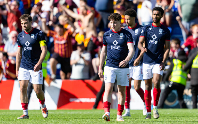 Az utolsó Premiership-helyért indul csütörtök este a versenyfutás