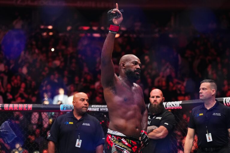 Visszavonult a UFC nehézsúlyú bajnoka