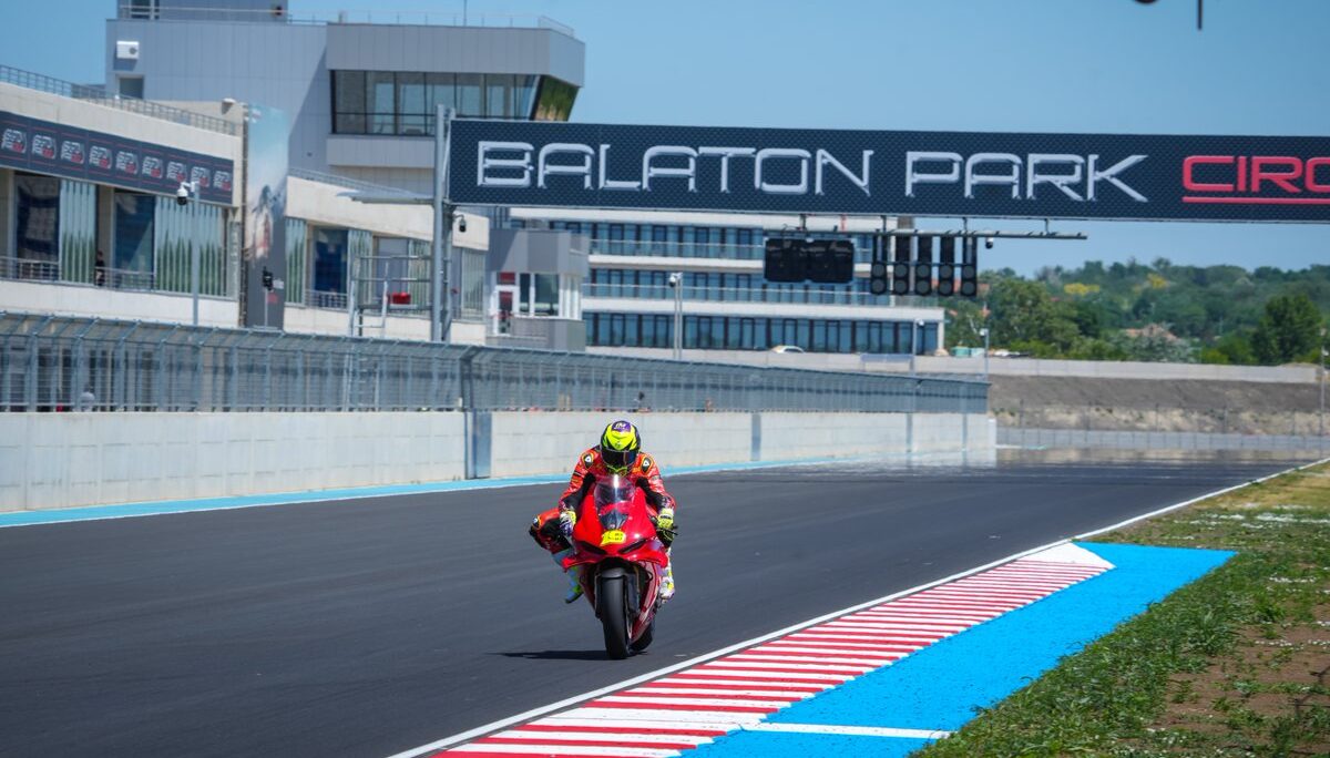 Megtették az első tesztköröket a Suberbike pilótái…