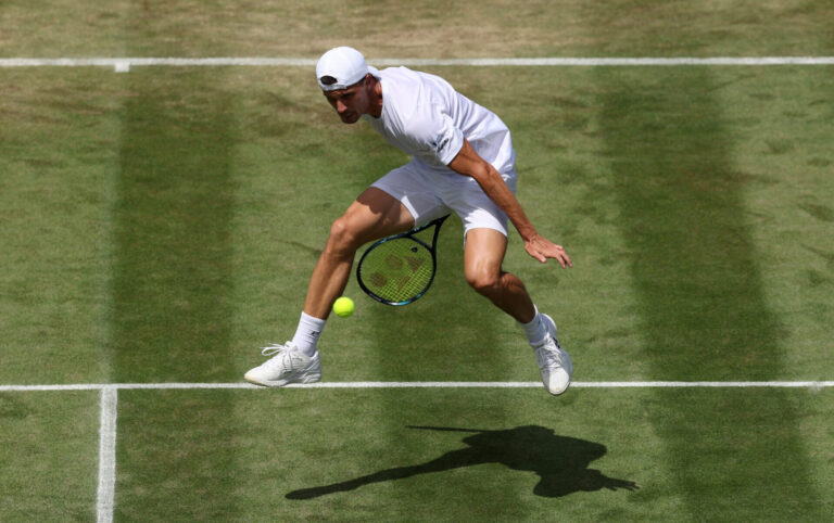 Fucsovics Márton megnyerte egyszettes teniszmeccsét Wimbledonban, felállva tapsolták